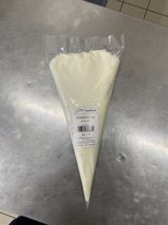 Sweetened ricotta cream in piping bag